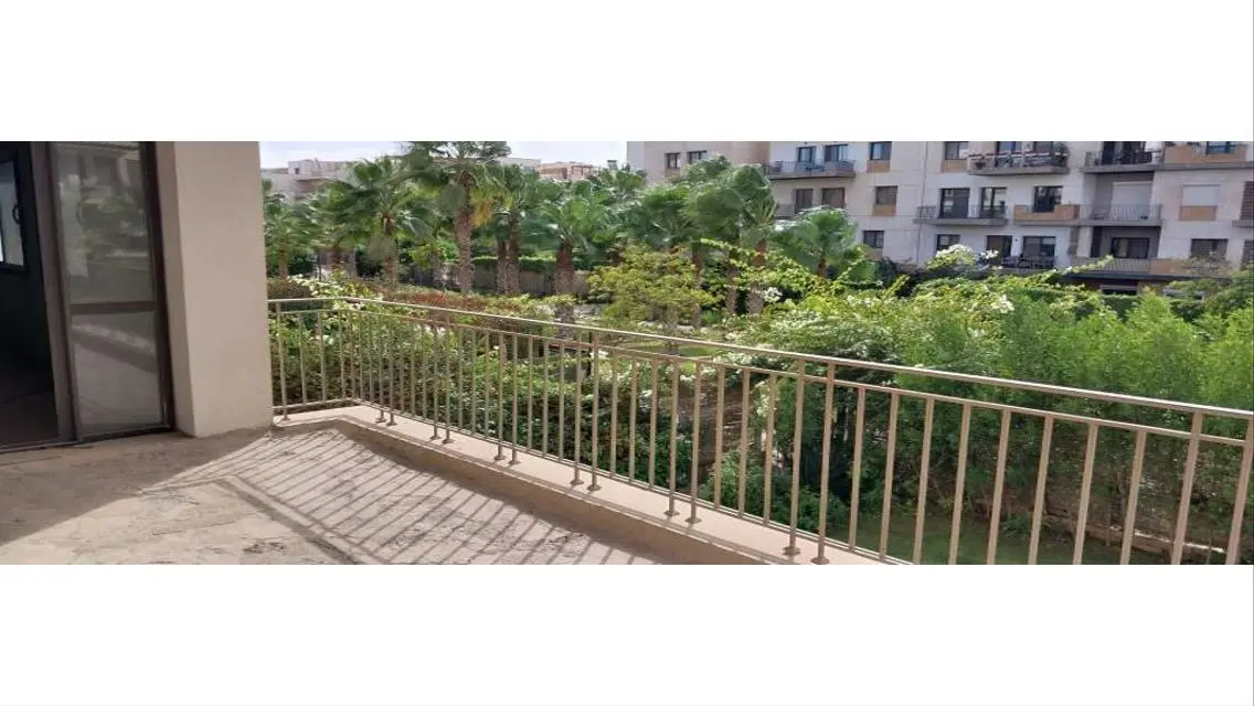 فيلا فاخرة للبيع في موقع متميز