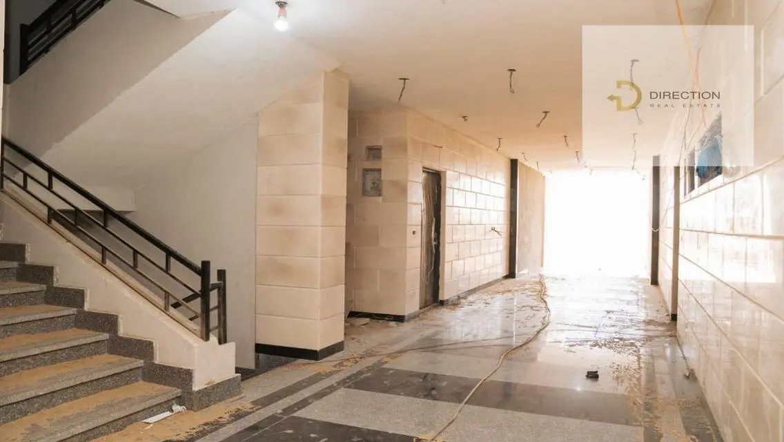 شقة فاخرة مطلة على معلم رئيسي مع مرافق ممتازة