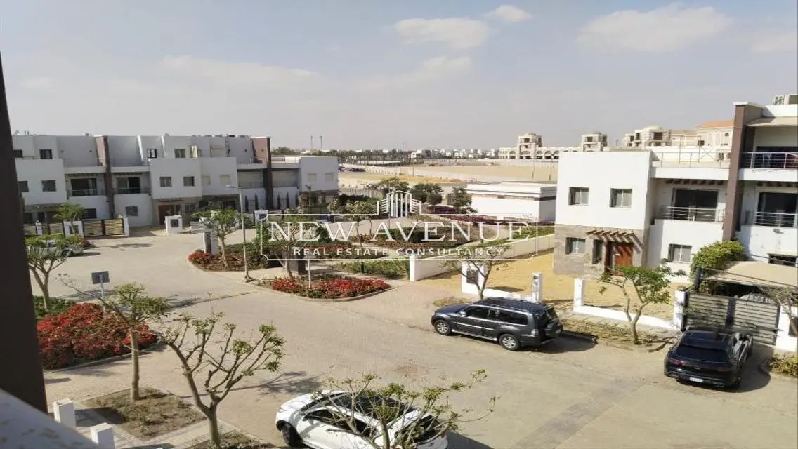 فيلات فاخرة للبيع بجوار معلم رئيسي
