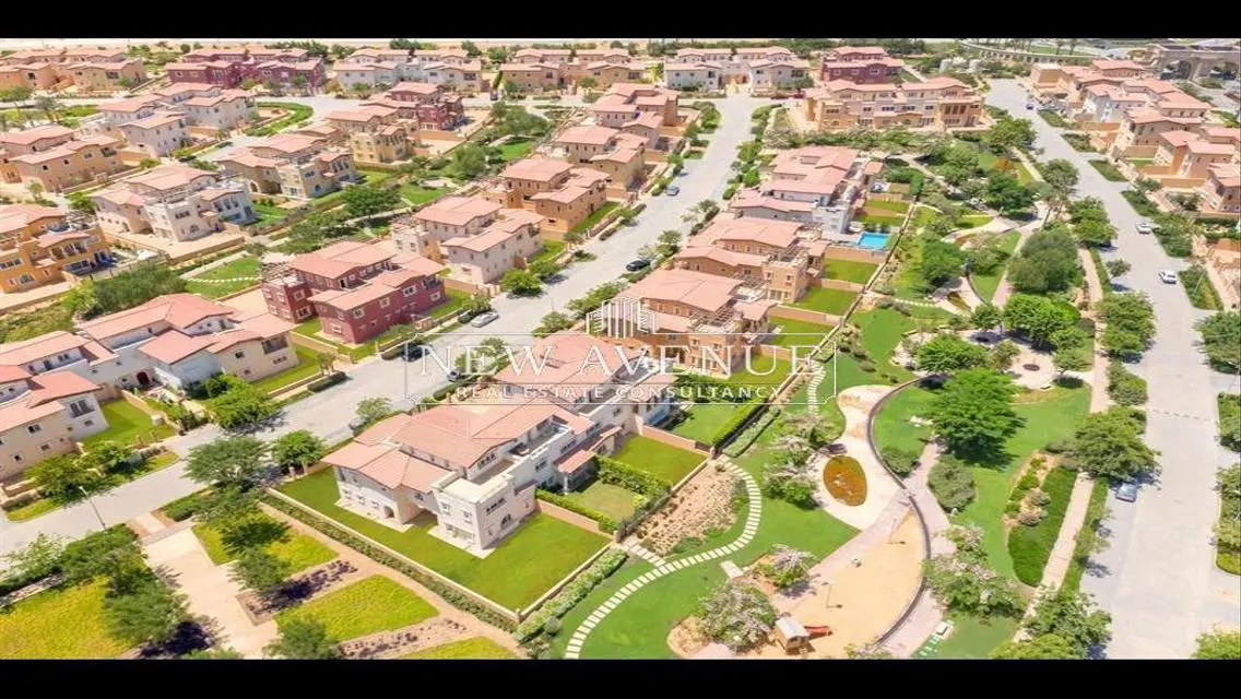 فيلات فاخرة للبيع بجوار معلم رئيسي