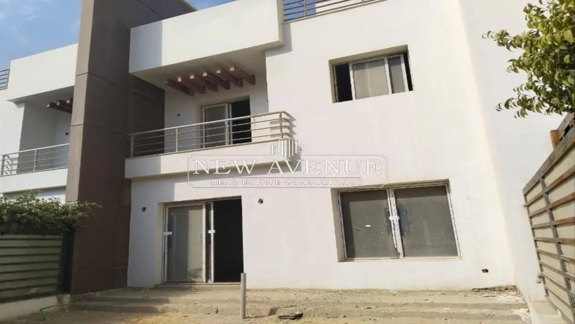 فيلات فاخرة للبيع بجوار معلم رئيسي