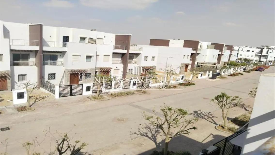 فيلات فاخرة للبيع بجوار معلم رئيسي