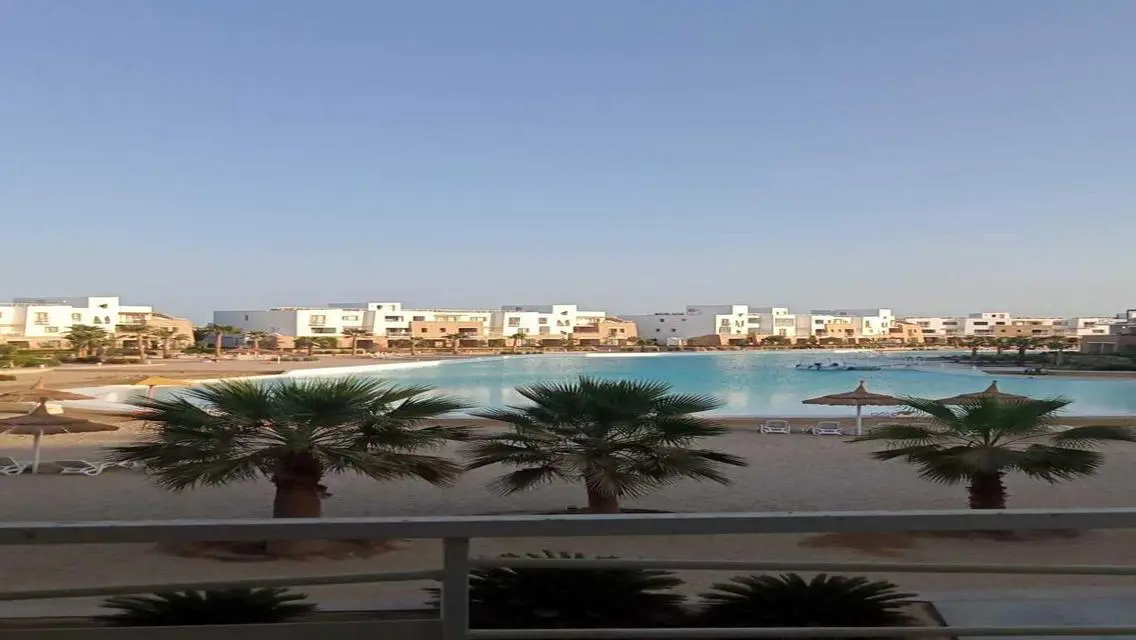 فيلا فاخرة مكونة من 3 غرف نوم بإطلالة على البحيرات