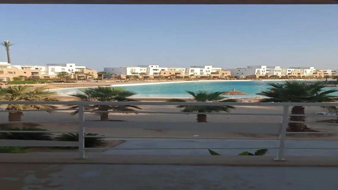 فيلا فاخرة مكونة من 3 غرف نوم بإطلالة على البحيرات