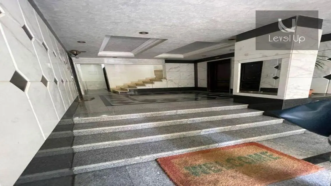 شقة رائعة مع شرفة وإطلالة مميزة بسعر مغري