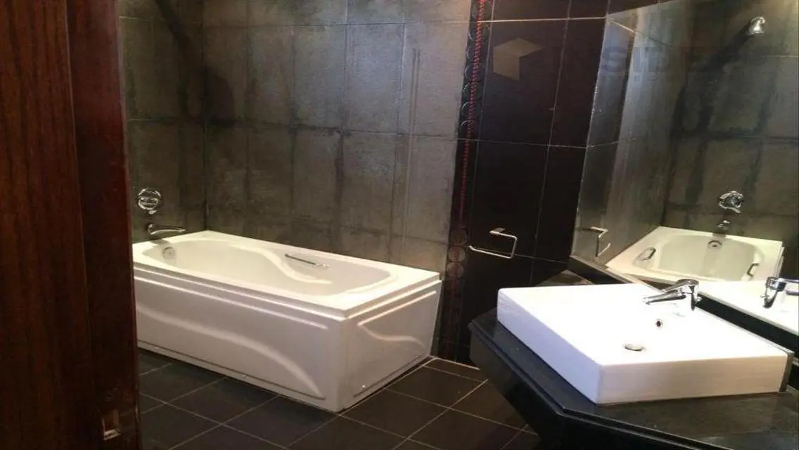 Luxury Apartment Overlooking Lakes - 475 sqm