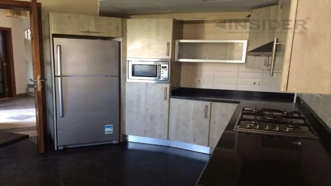 Luxury Apartment Overlooking Lakes - 475 sqm