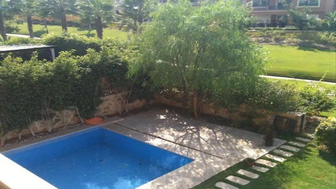 Luxury Apartment Overlooking Lakes - 475 sqm