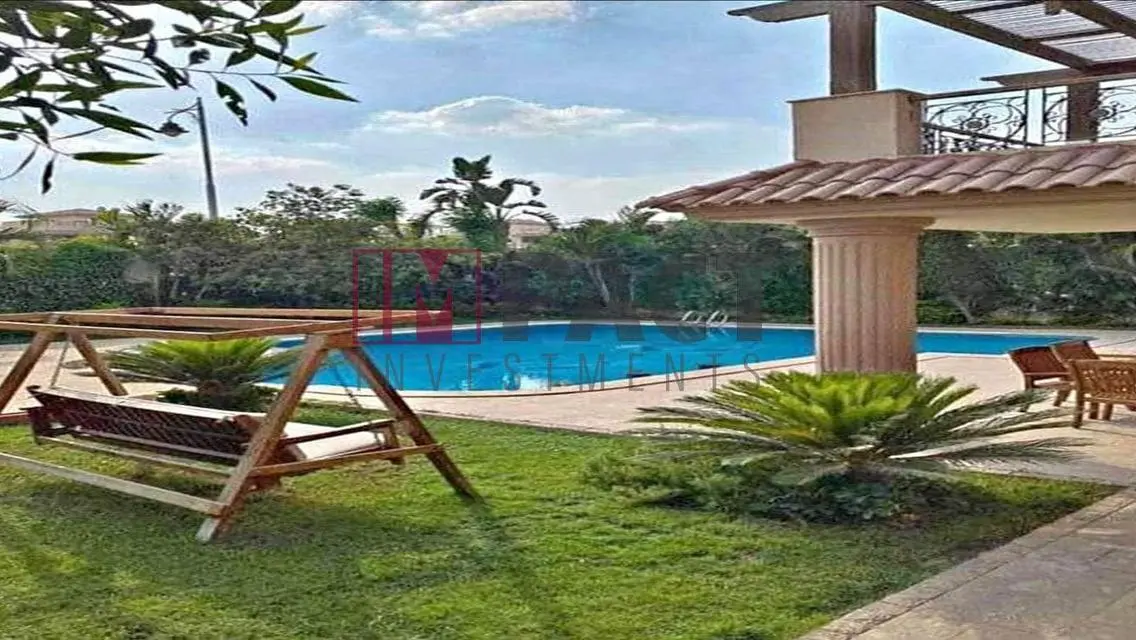 فيلا فاخرة للبيع مع حديقة ومسبح خاص