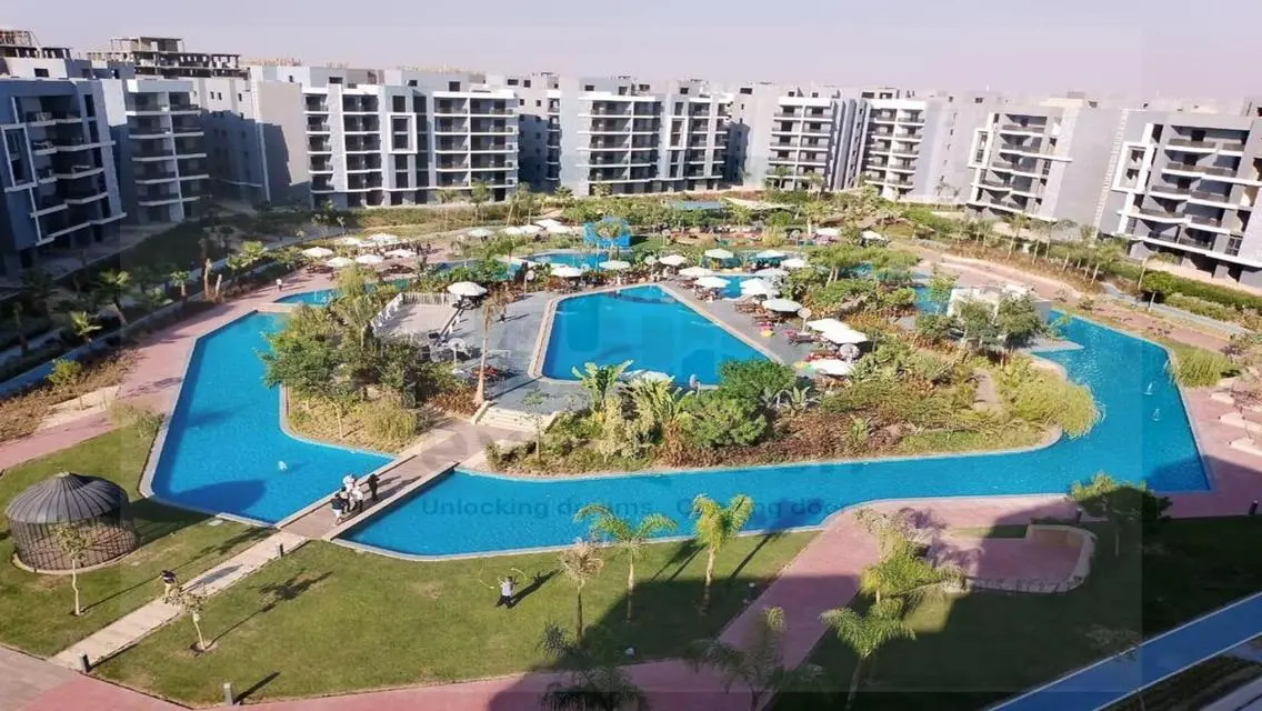 شقة فاخرة للبيع overlooking بحيرات