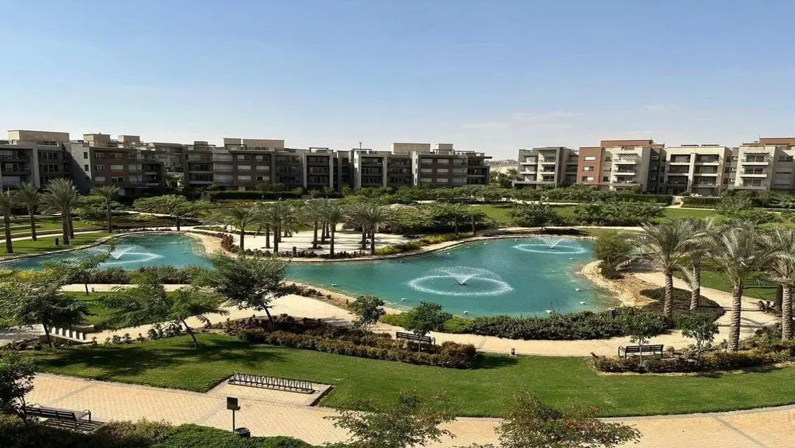 فيلا فاخرة للبيع بمساحة واسعة مع مسبح خاص وإطلالة ساحرة
