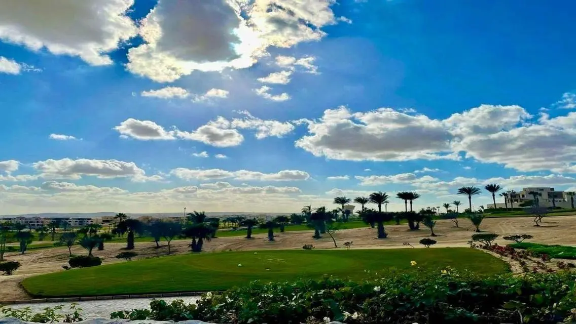 فيلا فاخرة للبيع بمساحة واسعة مع مسبح خاص وإطلالة ساحرة