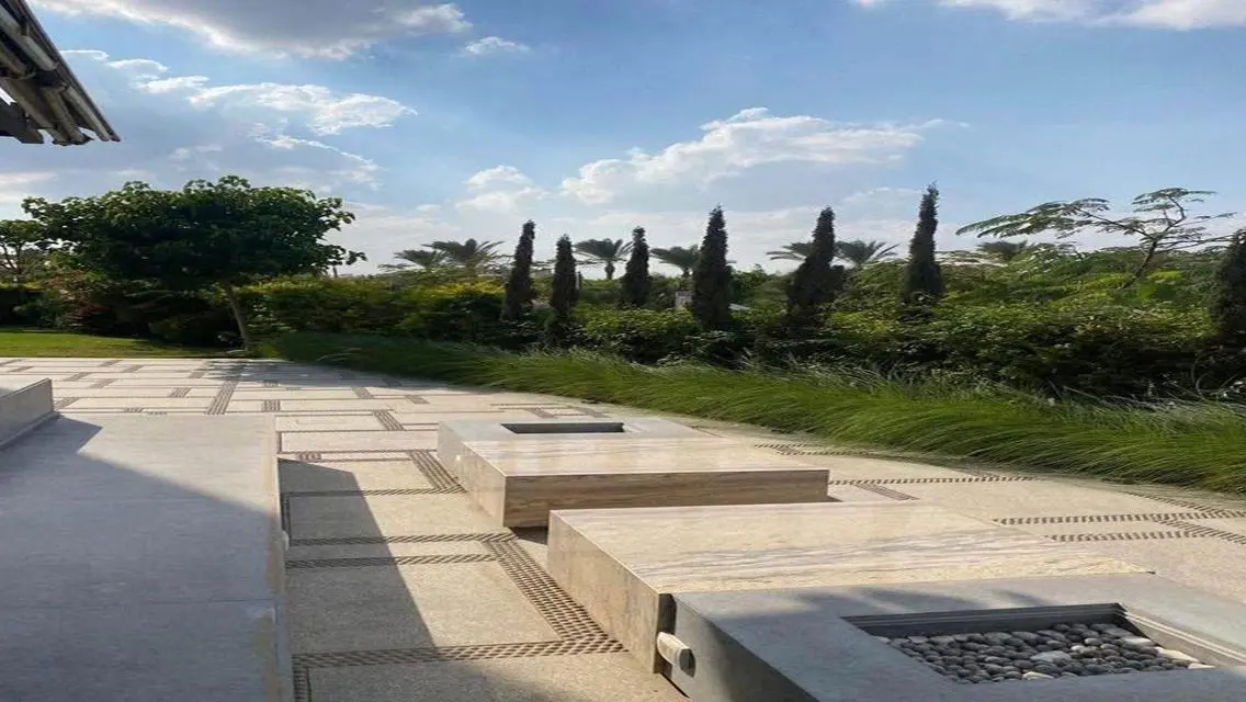فيلا فاخرة للبيع بمساحة واسعة مع مسبح خاص وإطلالة ساحرة