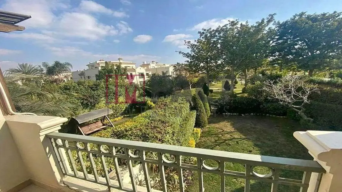 فيلا فاخرة للبيع بمساحة واسعة وإطلالة رائعة