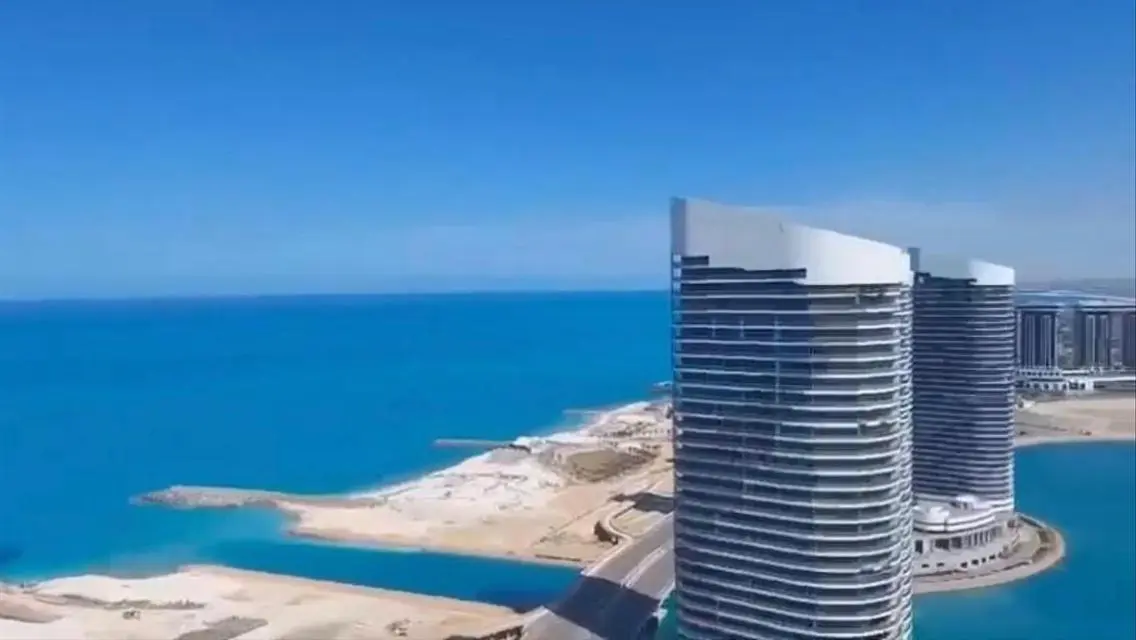 فيلا رائعة على الواجهة البحرية بـ 5 غرف نوم بسعر مغري