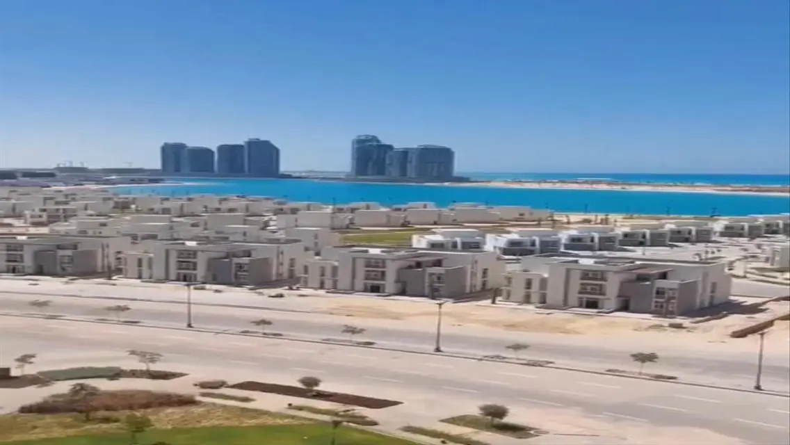 فيلا رائعة على الواجهة البحرية بـ 5 غرف نوم بسعر مغري
