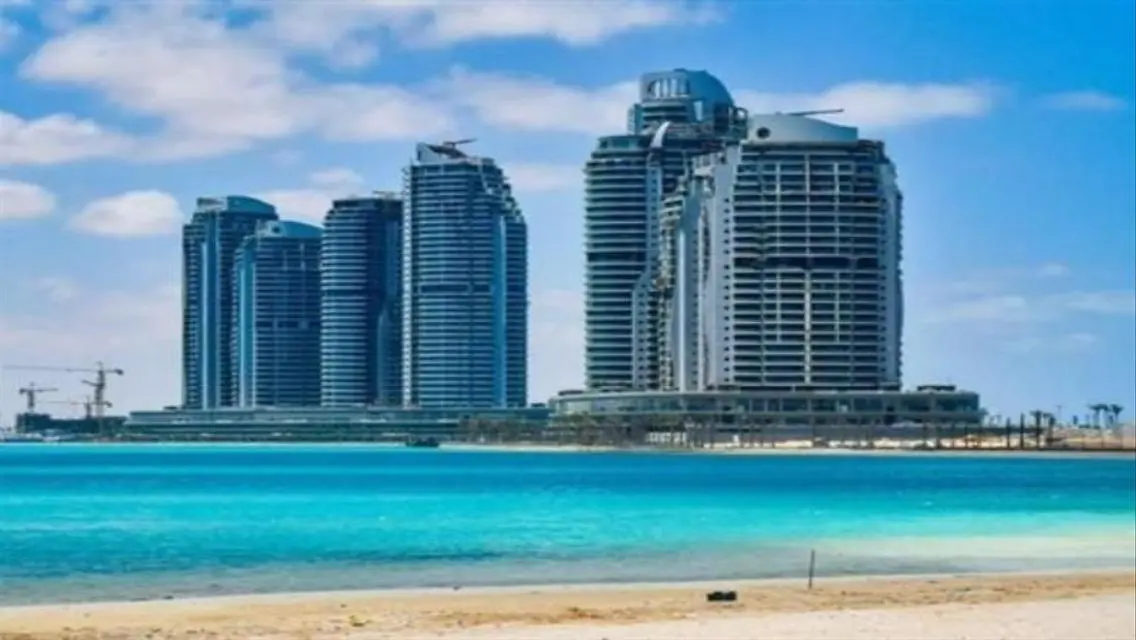 فيلا رائعة على الواجهة البحرية بـ 5 غرف نوم بسعر مغري