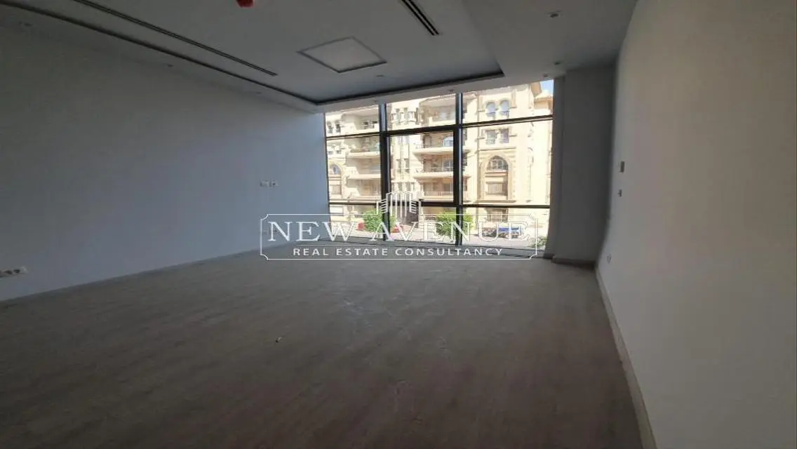 مبنى حديث مع ميزات فاخرة للبيع