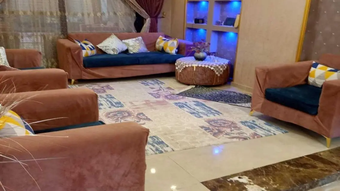شقة فاخرة للبيع بحي هادئ