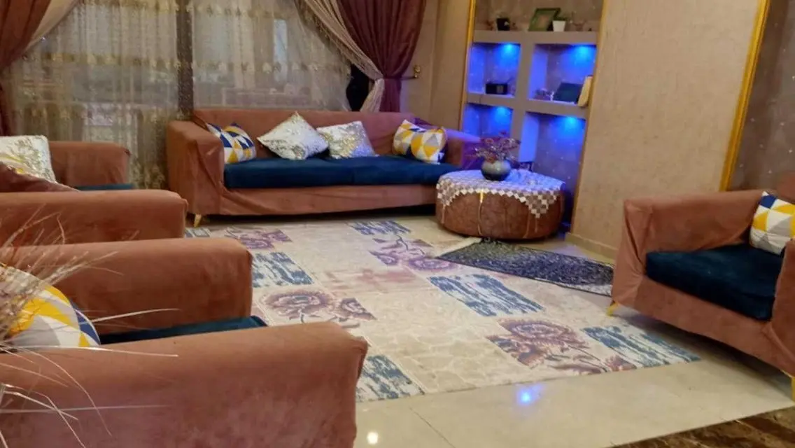 شقة فاخرة للبيع بحي هادئ