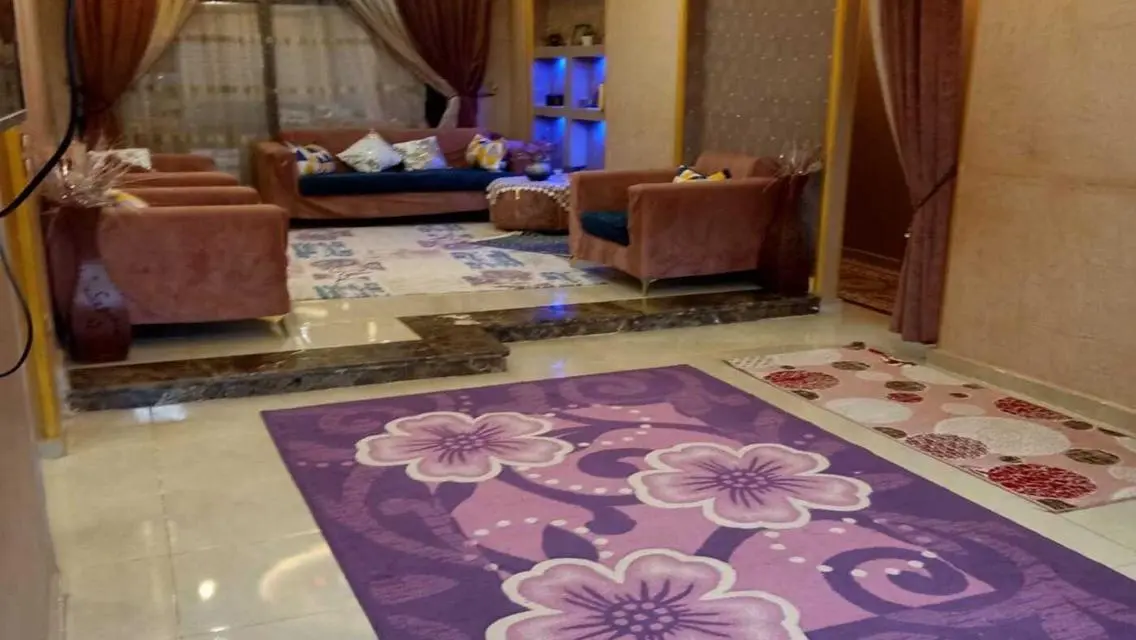 شقة فاخرة للبيع بحي هادئ