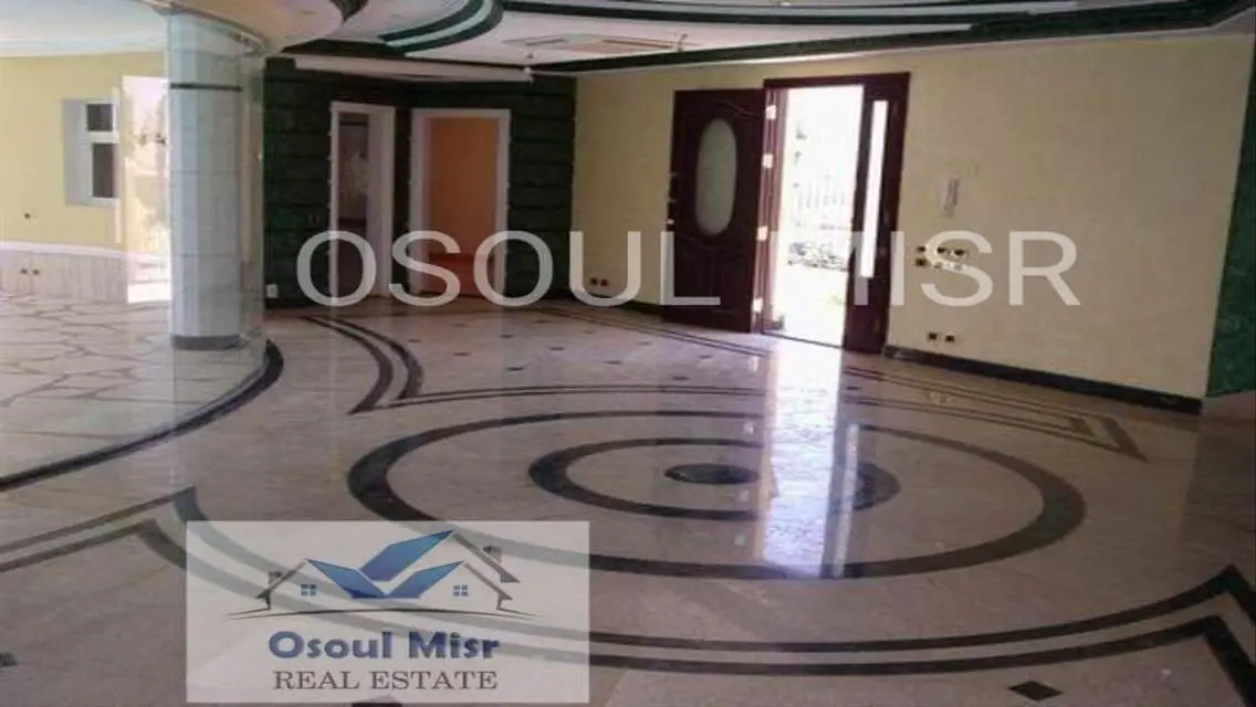 شقة فاخرة للبيع مع شرفة وحديقة خاصة