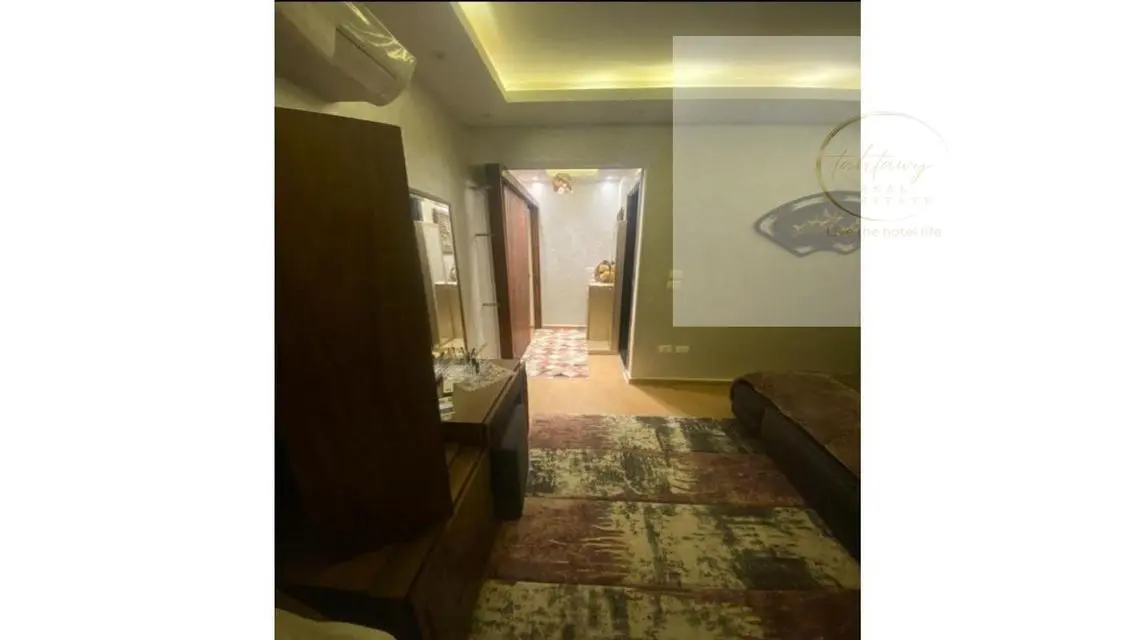 شقة فاخرة بمساحة مريحة تتضمن شرفة وخزائن حائط