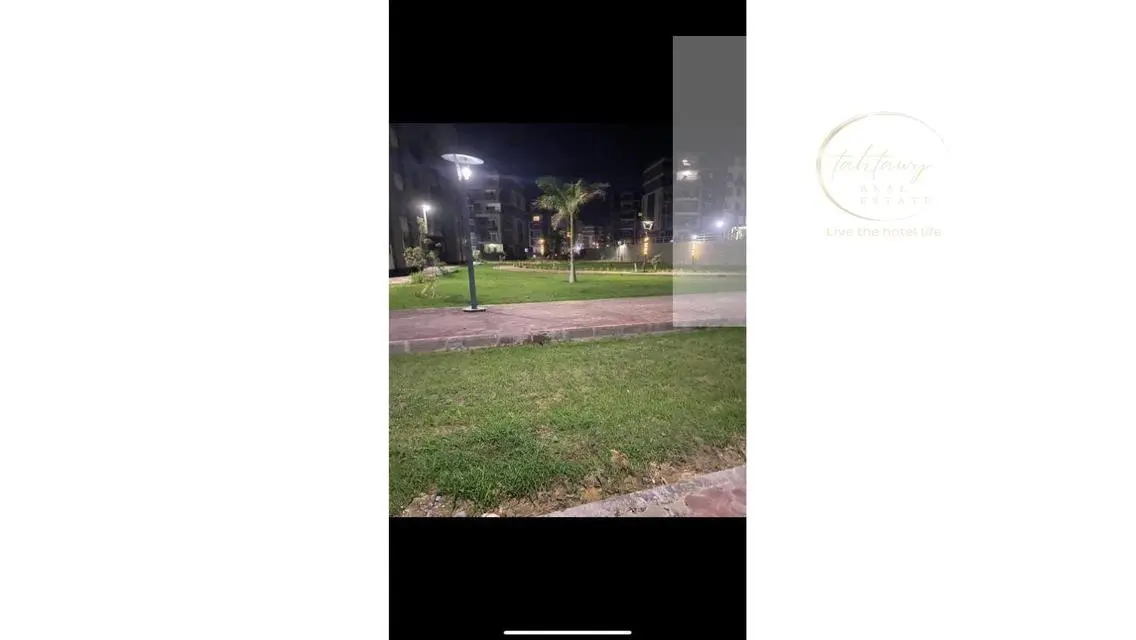 شقة فاخرة بمساحة مريحة تتضمن شرفة وخزائن حائط
