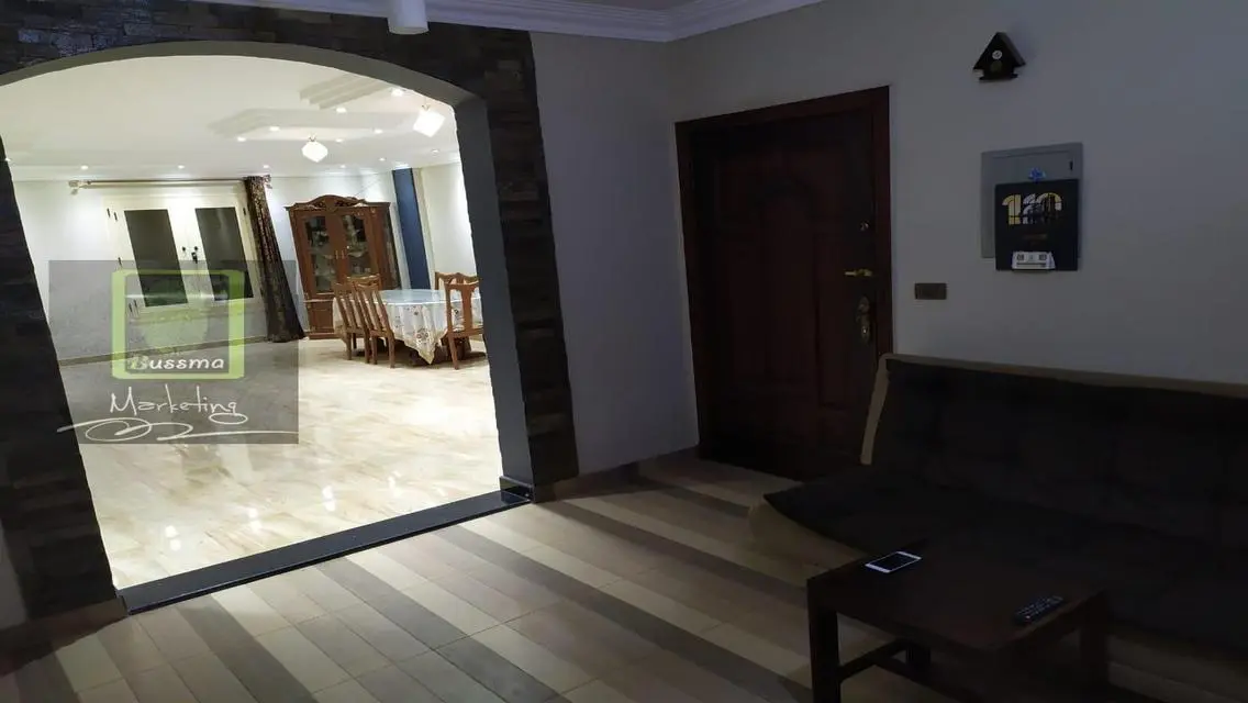 شقة رائعة مع شرفة بمساحة 230 متر