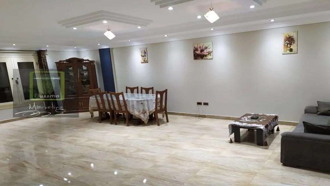 شقة رائعة مع شرفة بمساحة 230 متر