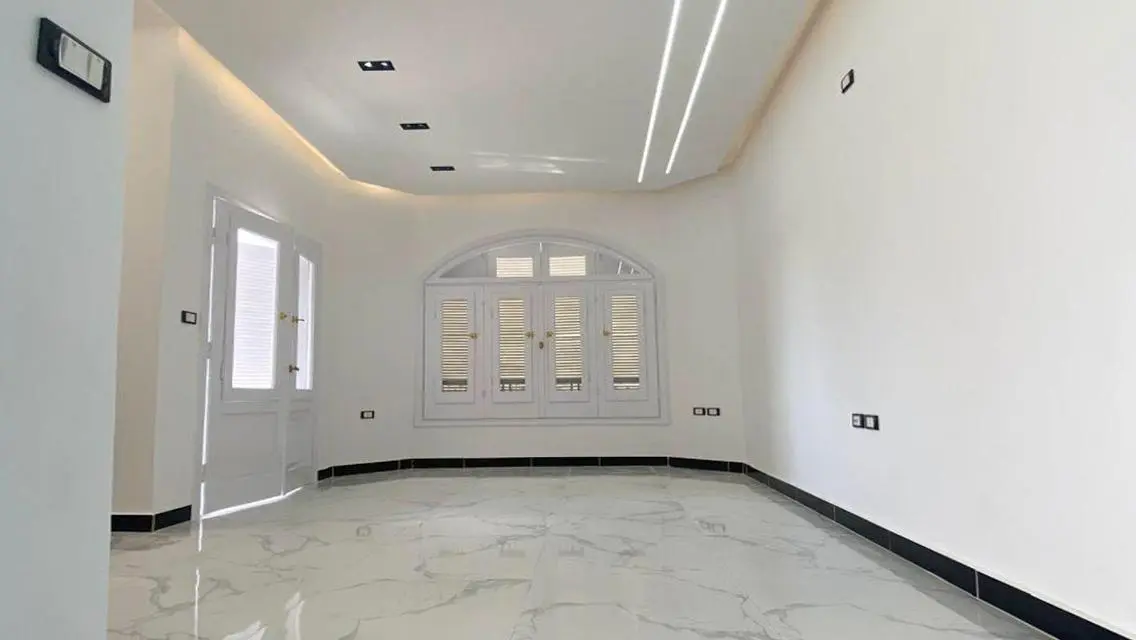 شقة فاخرة للمبيعات - مساحة 250 متر مع شرفة