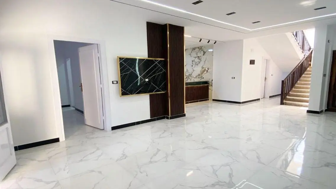شقة فاخرة للمبيعات - مساحة 250 متر مع شرفة