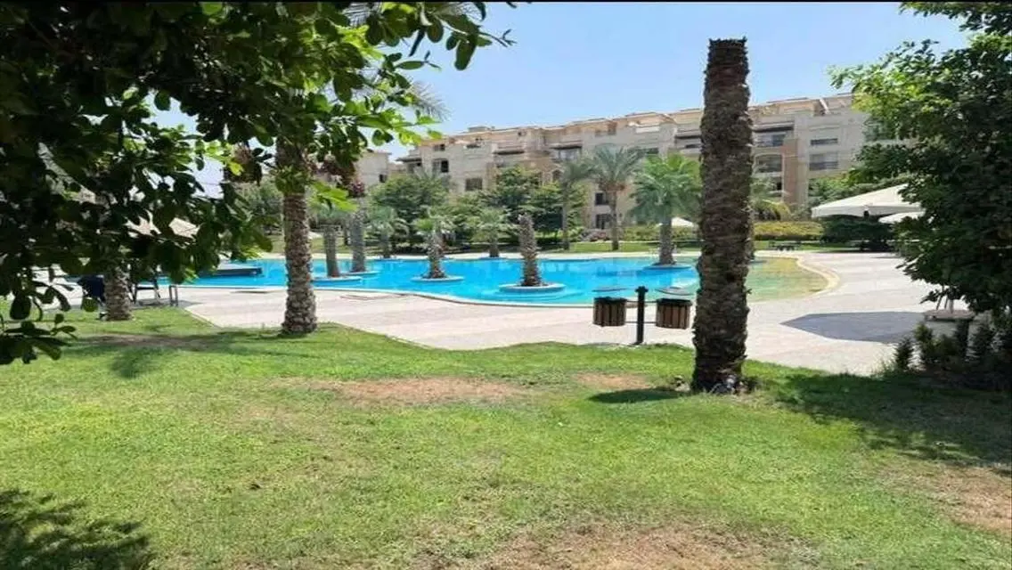 فيلا فاخرة بمساحة واسعة مع مسبح خاص وحديقة
