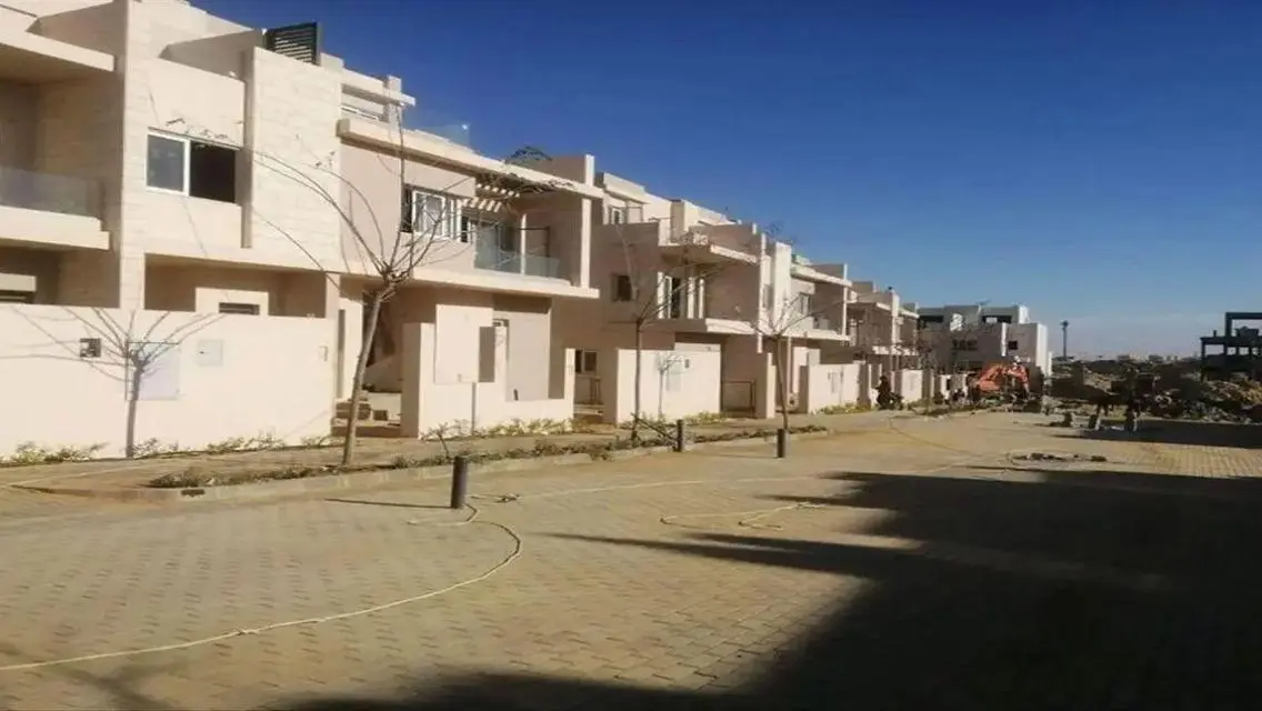 فيلا فاخرة مع مسبح خاص وحديقة في موقع متميز