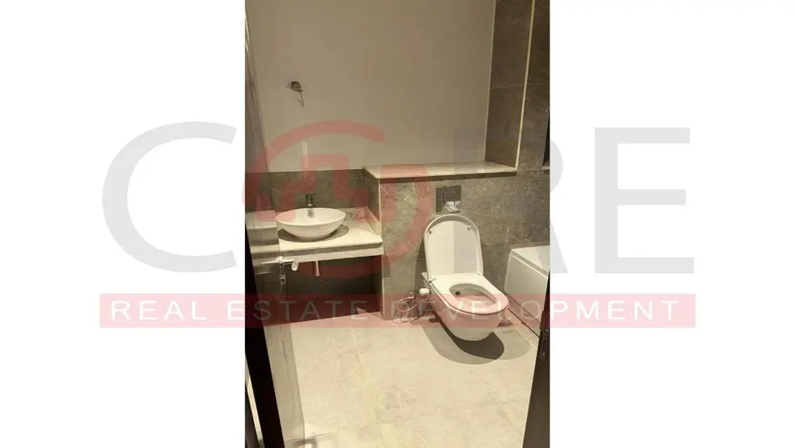 شقة فاخرة بـ 4500000 جنيه مع شرفة وموقف مغطى