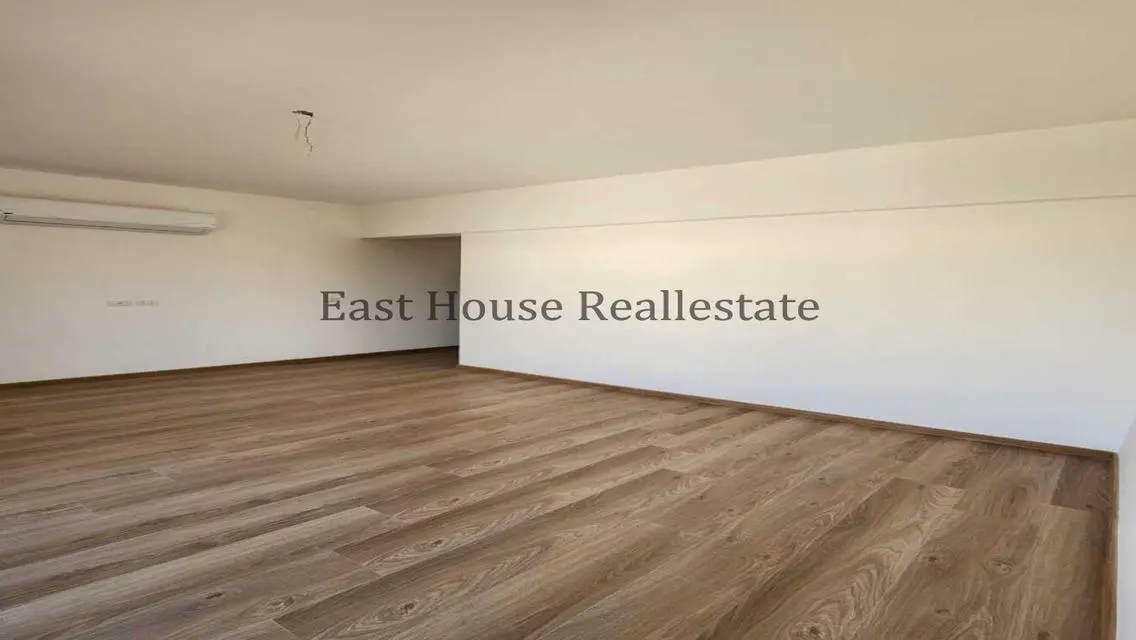 Luxury Apartment for Sale with Central Air Conditioning and Shared Pool