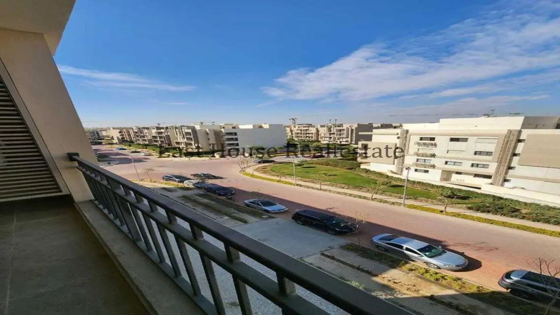 Luxury Apartment for Sale with Central Air Conditioning and Shared Pool