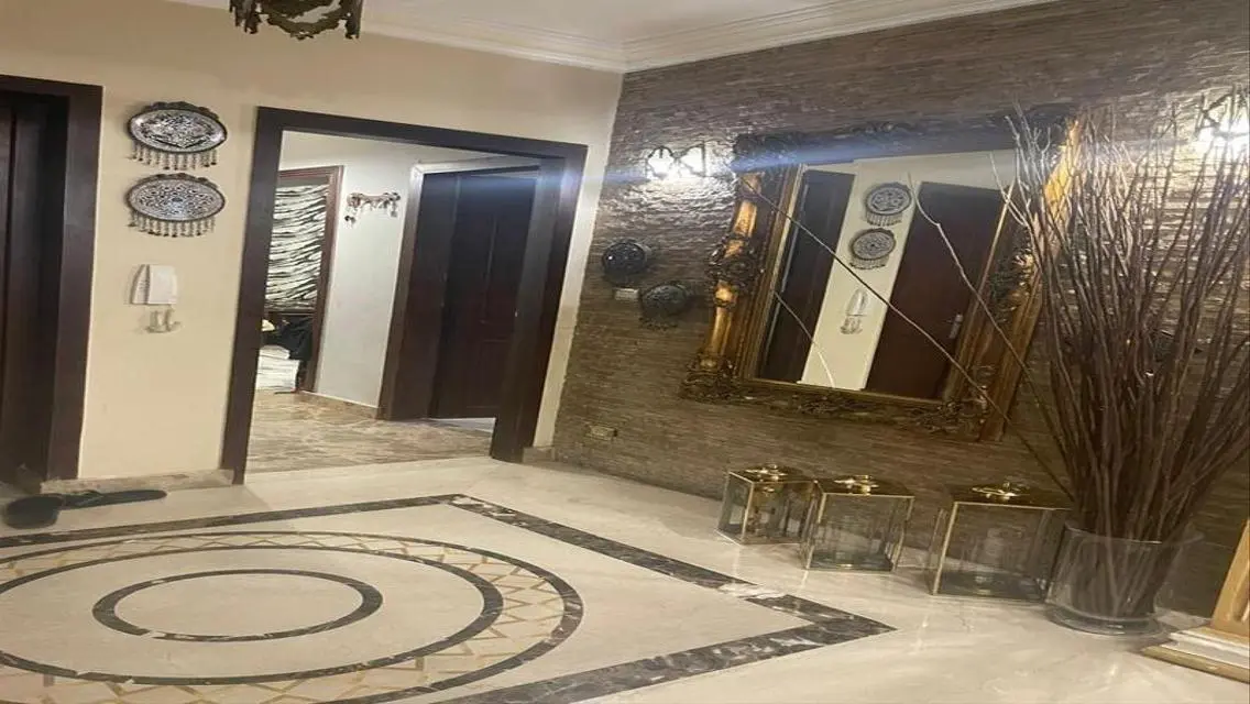 شقة فاخرة مع حديقة خاصة ومرافق متنوعة
