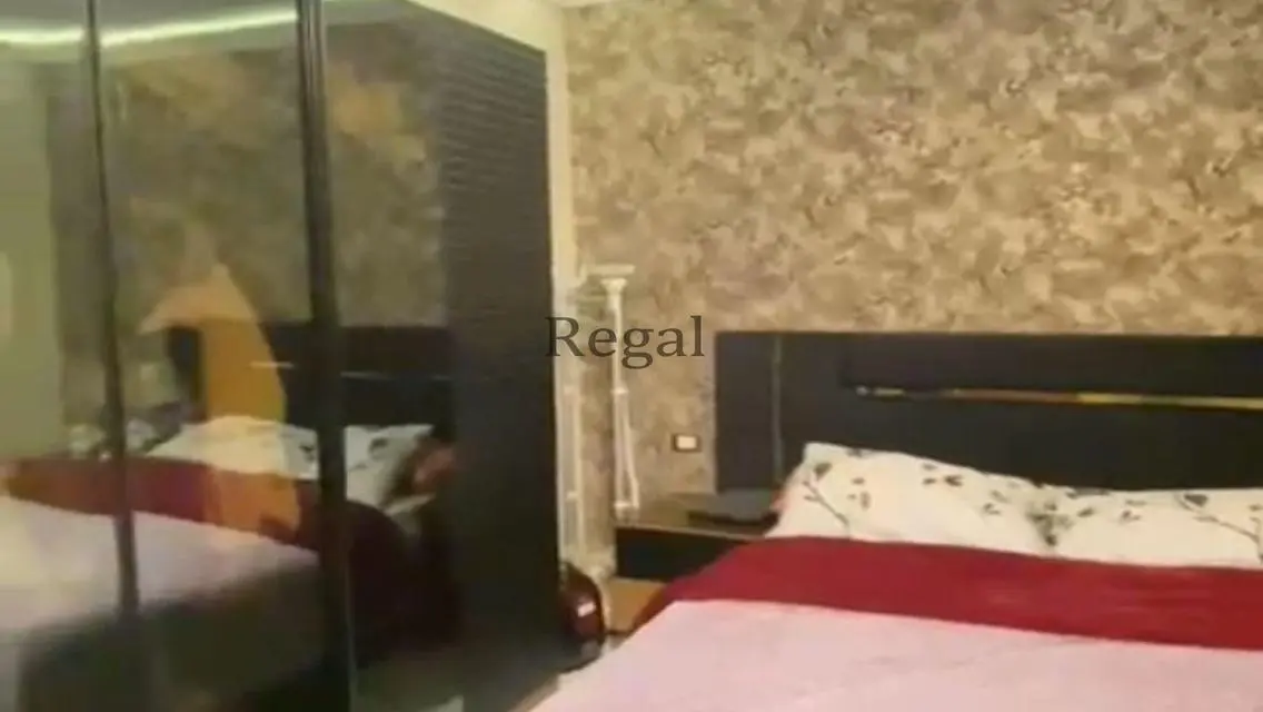 شقة فاخرة بأفضل موقع مع شرفة وموقف مغطى