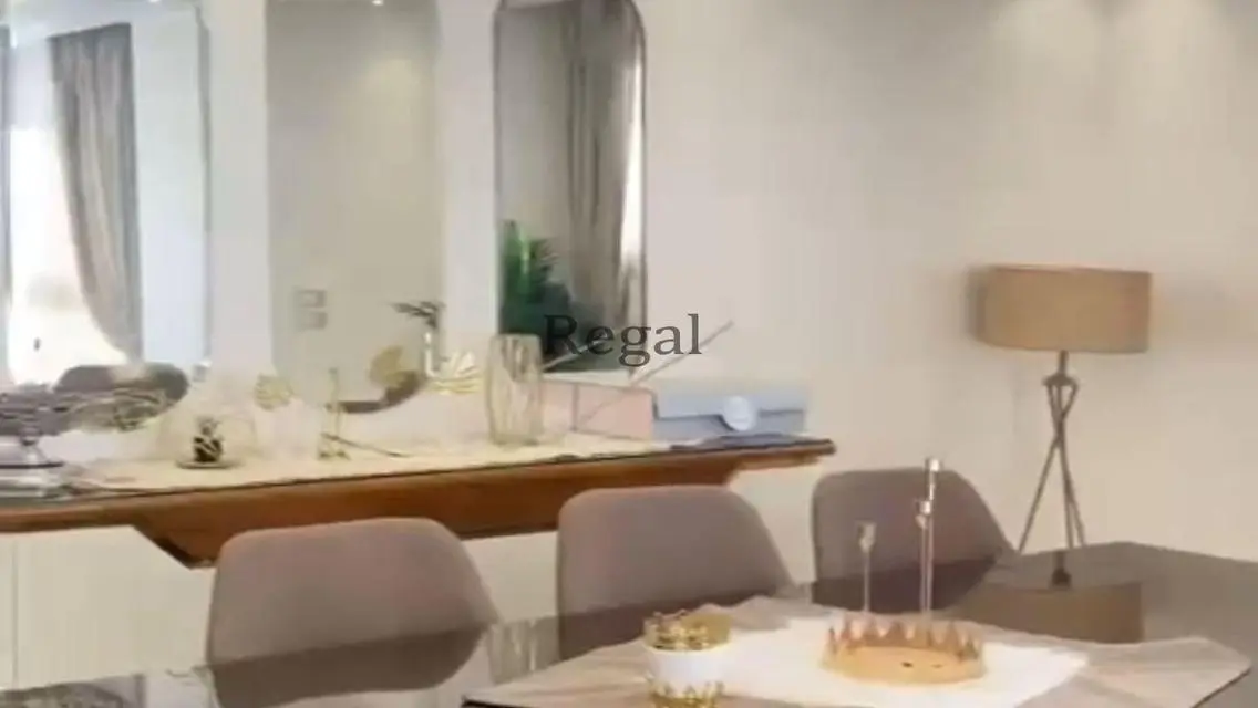 شقة فاخرة بأفضل موقع مع شرفة وموقف مغطى
