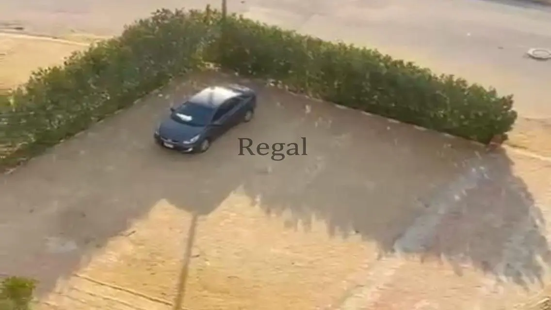 شقة فاخرة بأفضل موقع مع شرفة وموقف مغطى