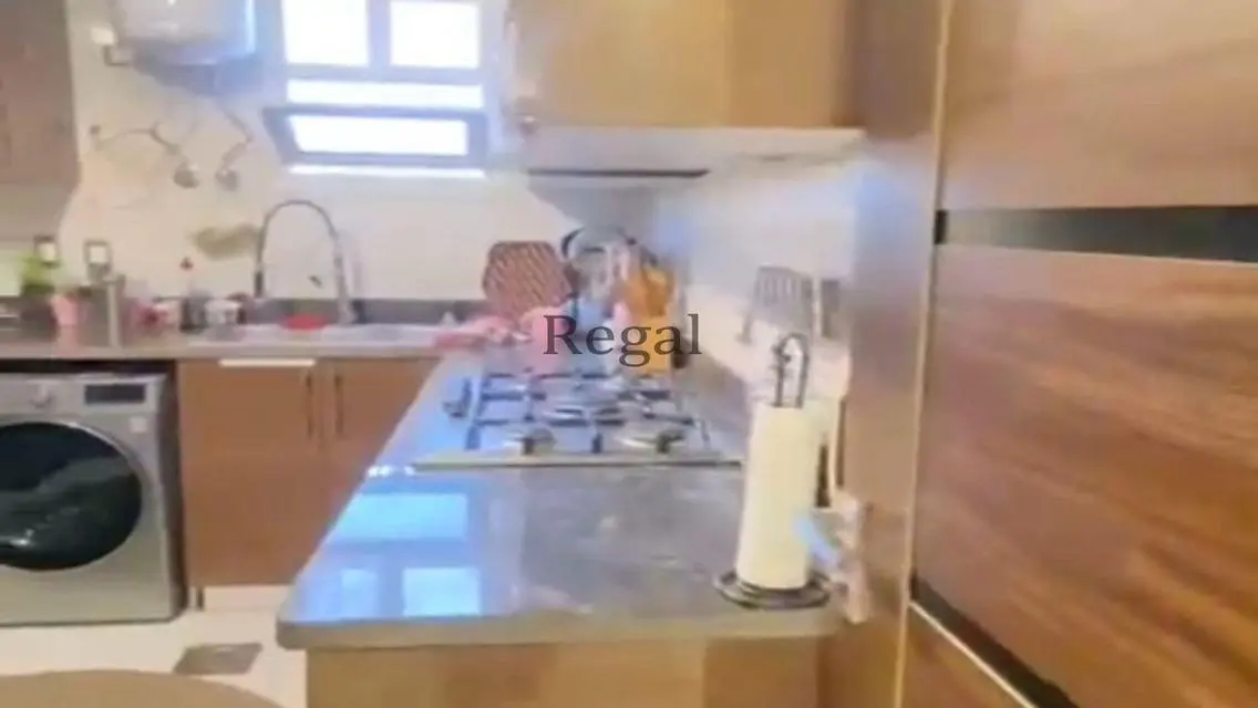 شقة فاخرة بأفضل موقع مع شرفة وموقف مغطى