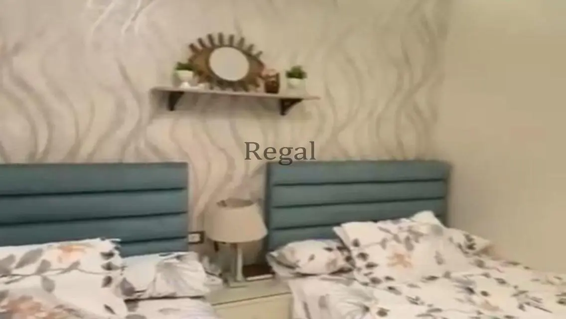 شقة فاخرة بأفضل موقع مع شرفة وموقف مغطى