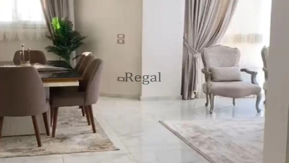 شقة فاخرة بأفضل موقع مع شرفة وموقف مغطى