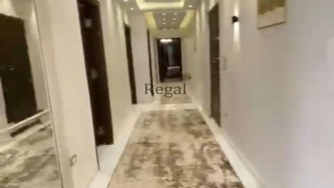 شقة فاخرة بأفضل موقع مع شرفة وموقف مغطى