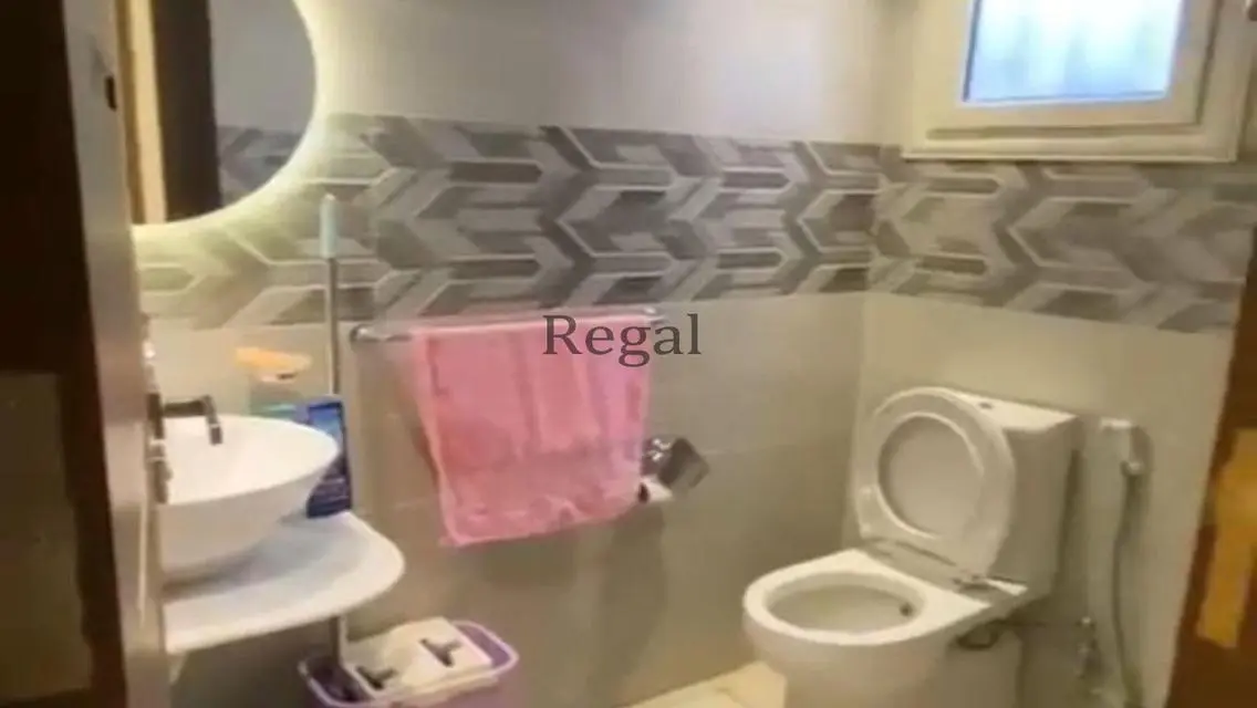 شقة فاخرة بأفضل موقع مع شرفة وموقف مغطى