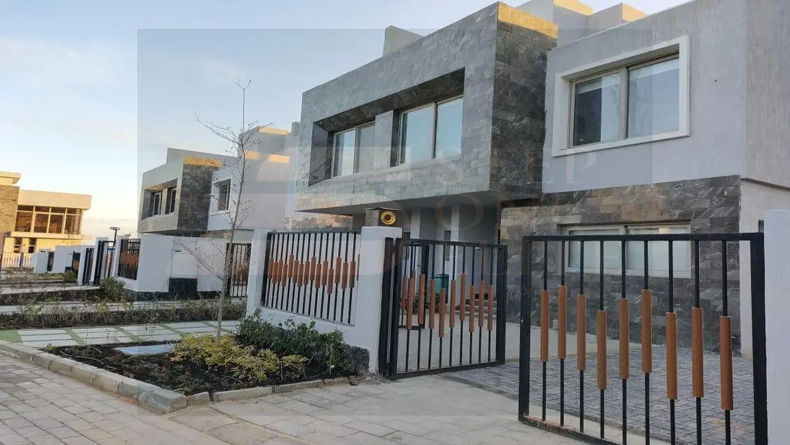 فيلا فاخرة مع حديقة خاصة وإطلالة مميزة