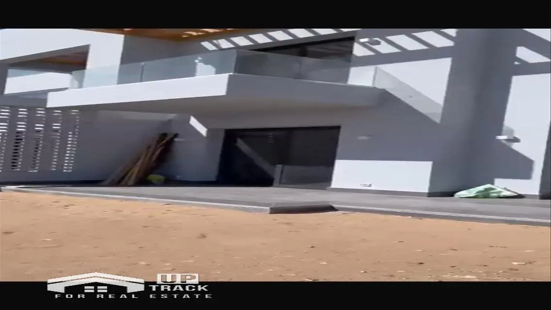 فيلا فاخرة بمساحة واسعة تطل على بحيرات