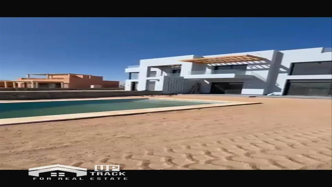 فيلا فاخرة بمساحة واسعة تطل على بحيرات