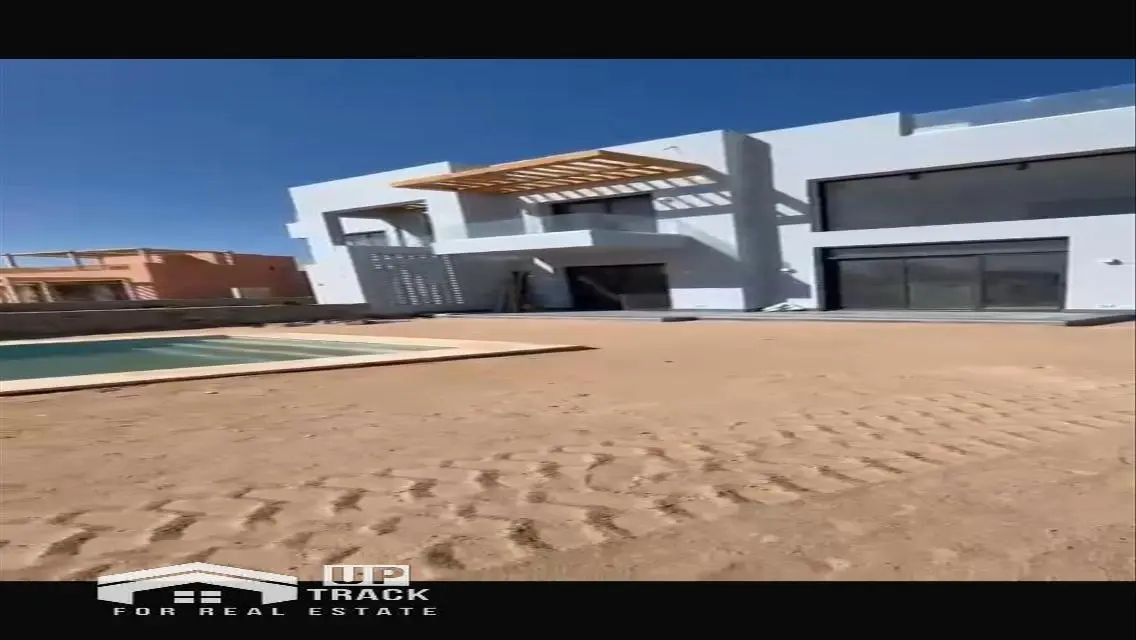 فيلا فاخرة بمساحة واسعة تطل على بحيرات